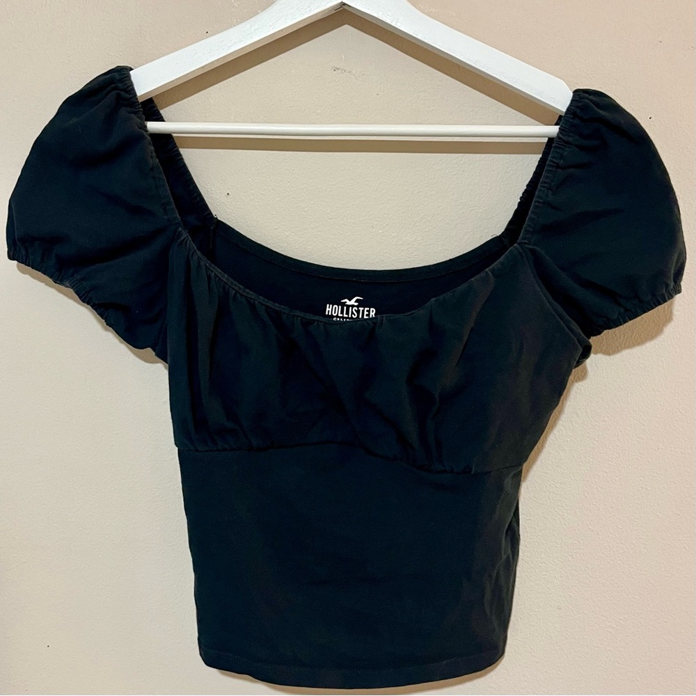 Black cropped Hollister T shirt in a medium